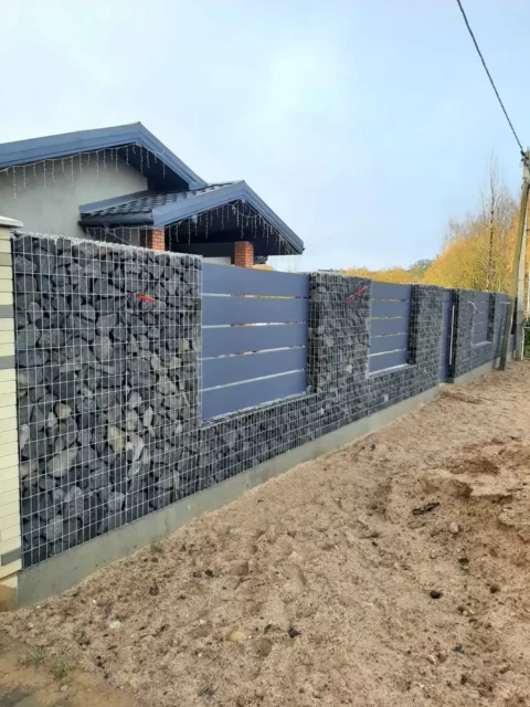 Столбы и ростверк из габионов